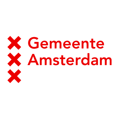 Rode drie kruisen naast de tekst 'Gemeente Amsterdam' op transparante achtergrond.