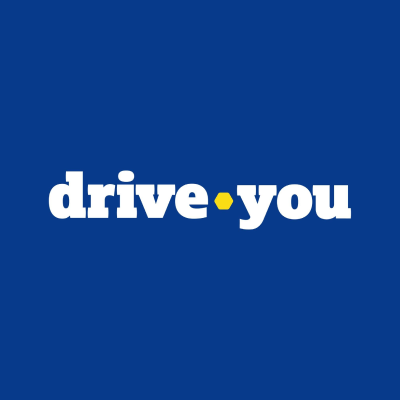 Witte tekst 'drive you' met een gele zeshoek ertussen op blauwe achtergrond.
