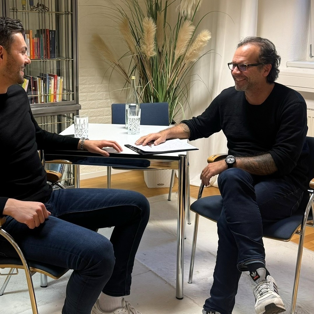 Peter Rosenmeyer im Faceprofiling-Beratungsgespräch mit Anton Meister
