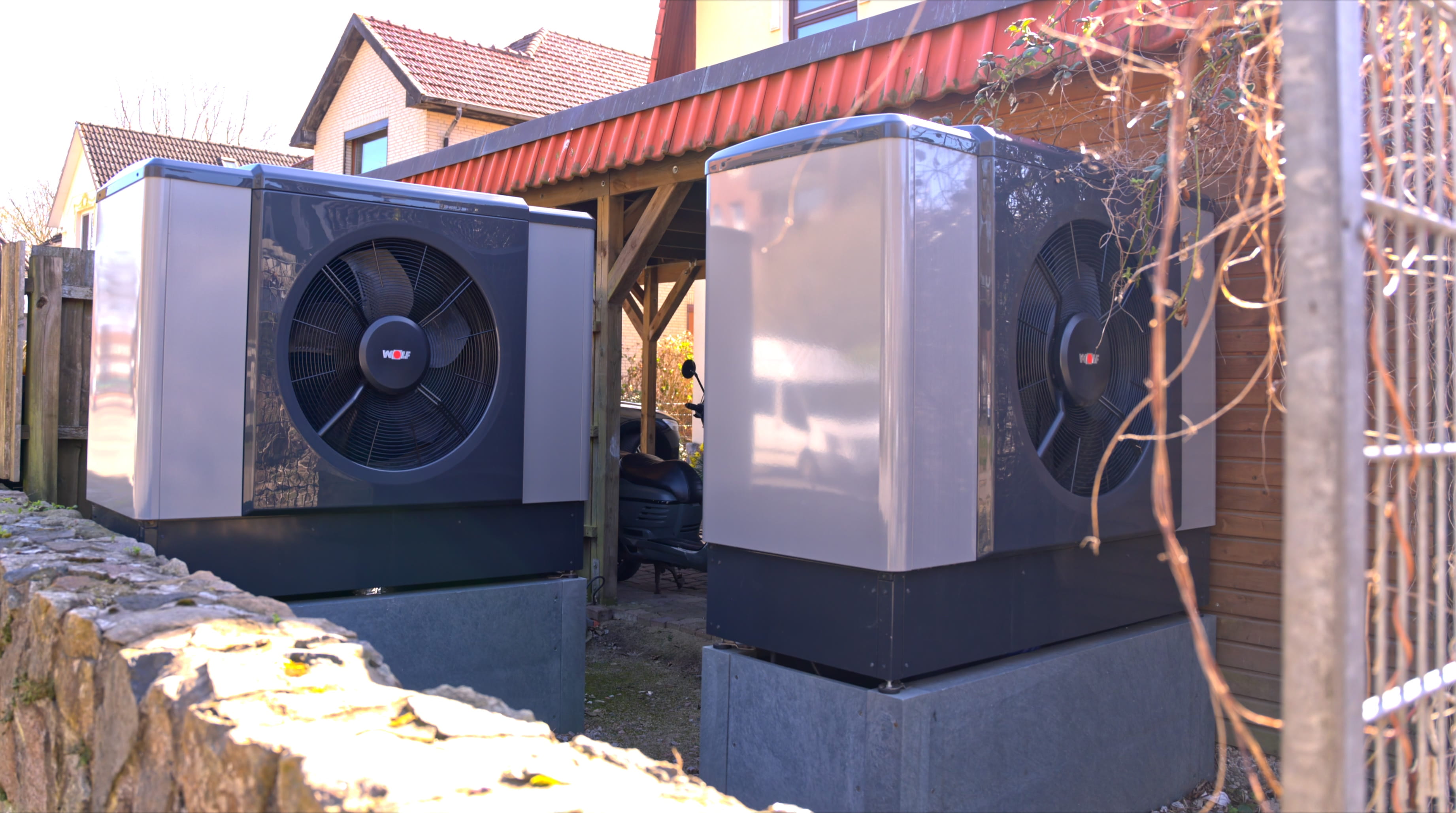Installation moderner Wolf Luft-Wasser-Wärmepumpen für energieeffizientes Heizen