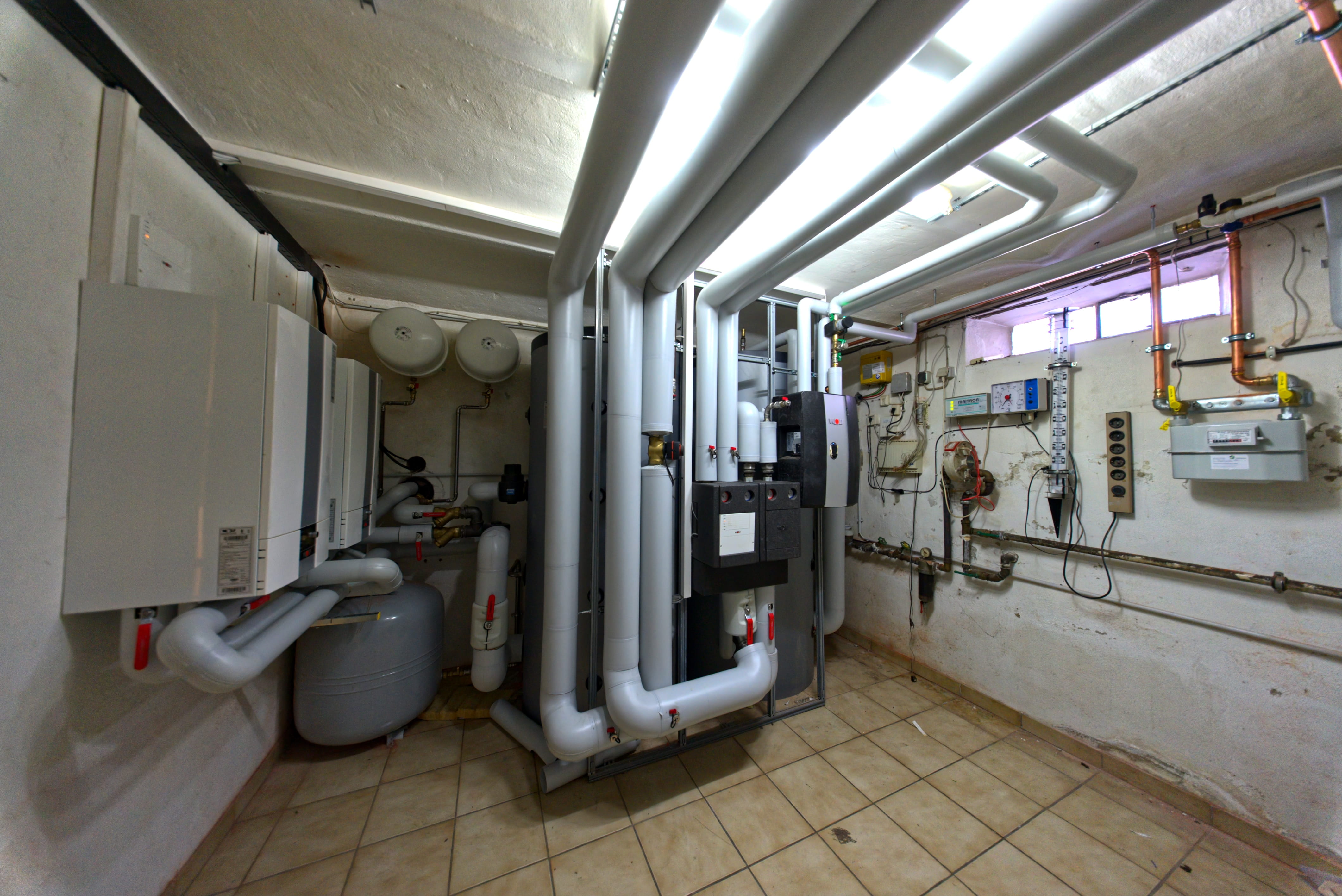 Moderne Heizungsmodernisierung mit hocheffizienter Wolf-Brennwerttechnik und Pufferspeicher