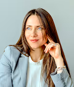 A headshot of Eva Kutzler