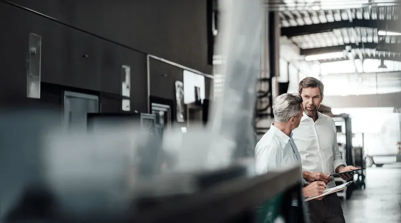 Fachpartner beraten sich in Produktionshalle