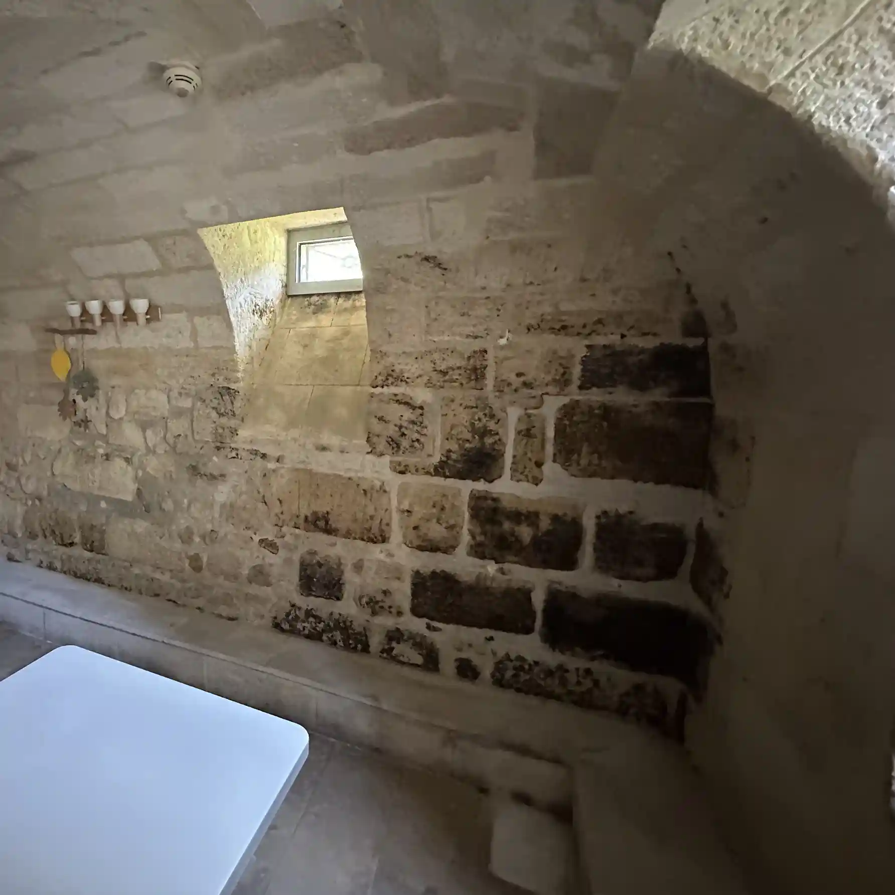 Odeur de cave et air humide persistant