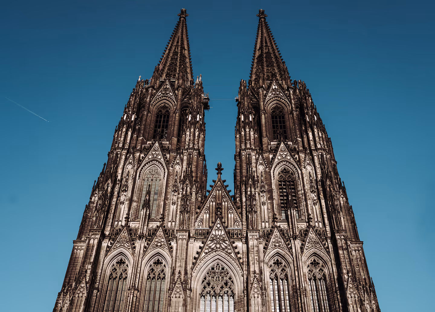 Kölner Dom von unten fotografiert mit blauem Himmel im Hintergrund