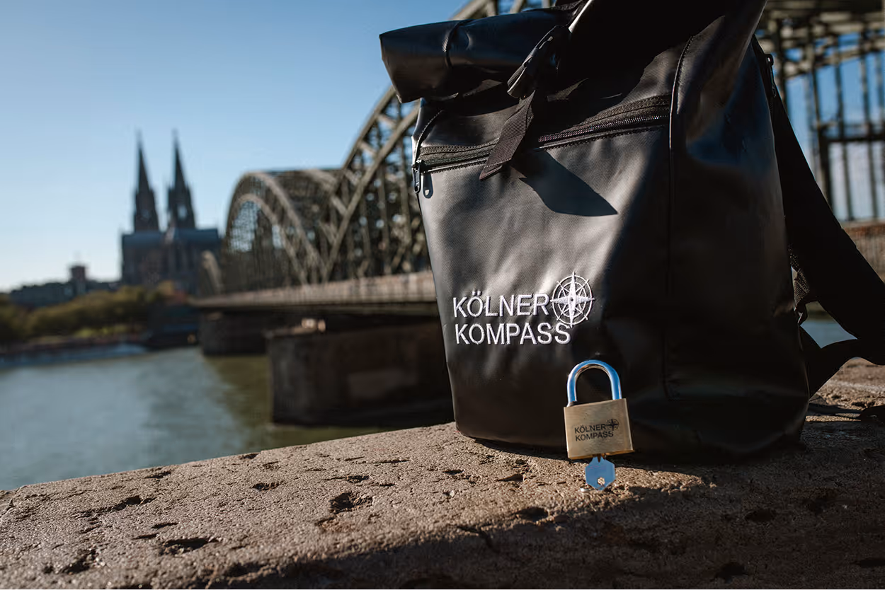 Kölner Kompass Rucksack mit Liebesschloss vor Hohenzollernbrücke und Kölner Dom