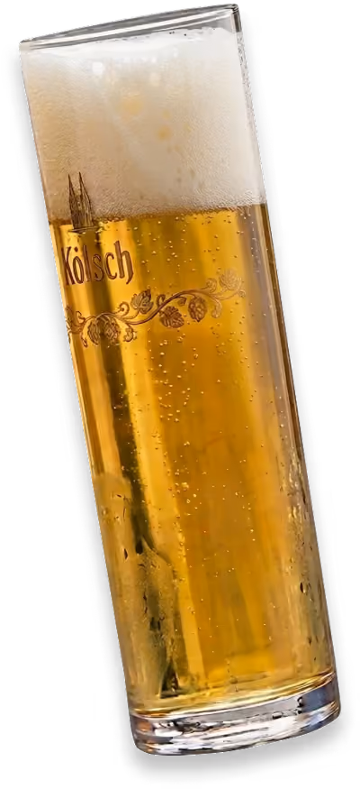 Freigestelltes Kölsch-Glas, schräg gekippt mit Schaumkrone