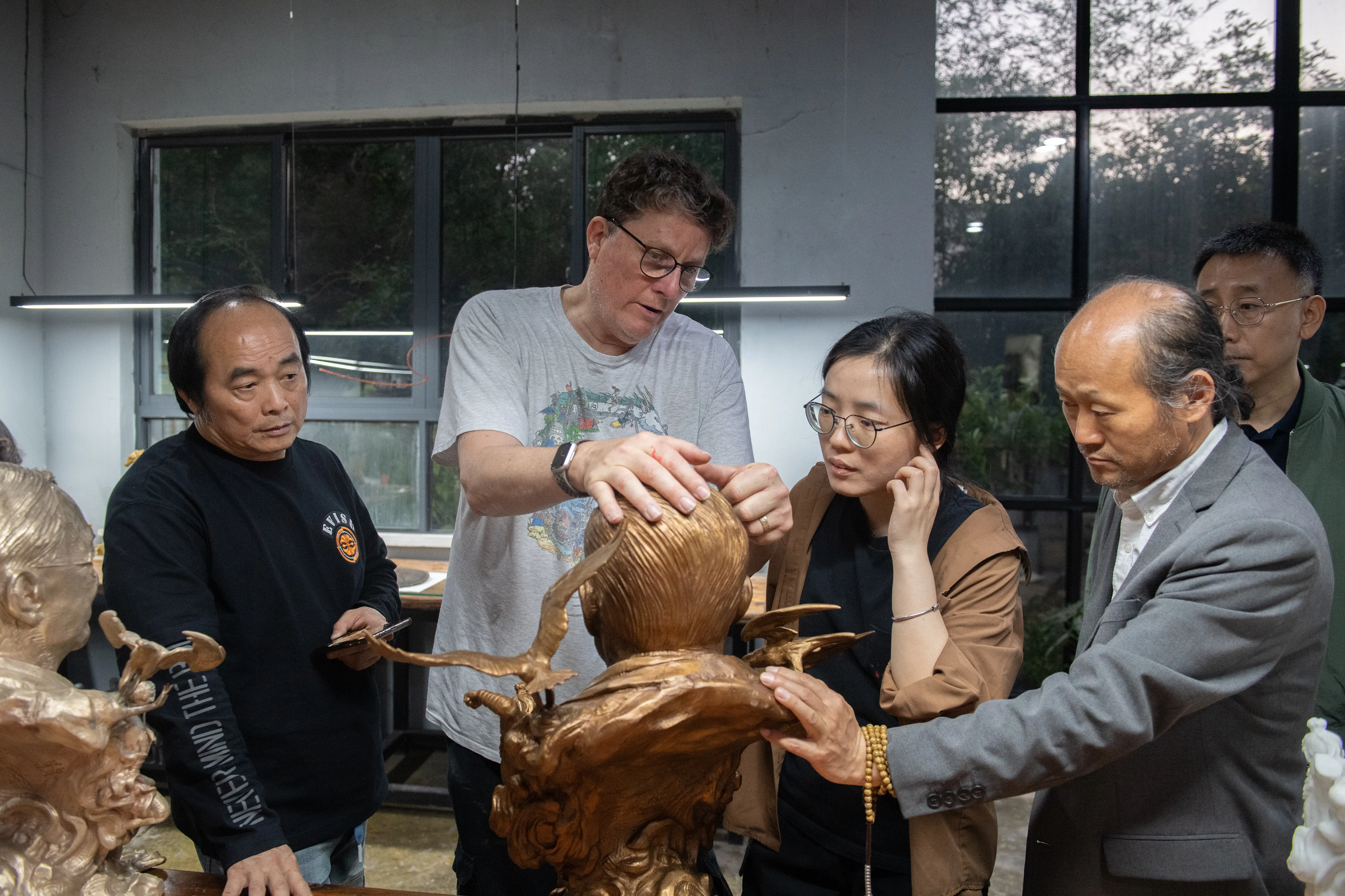 Wētā Workshop visitors and Xinjiuding team members during a studio exchange.