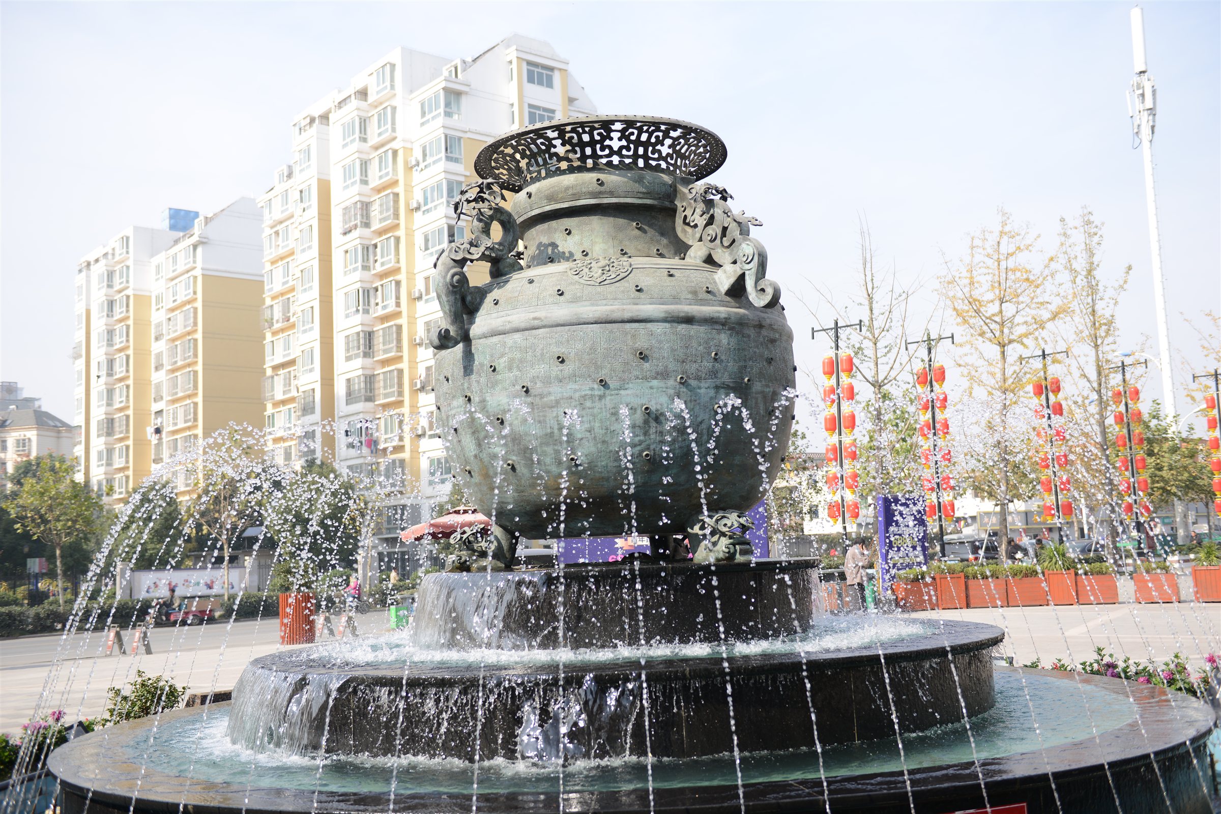 Bronze Lei at Lei Street — The lei and its fountain