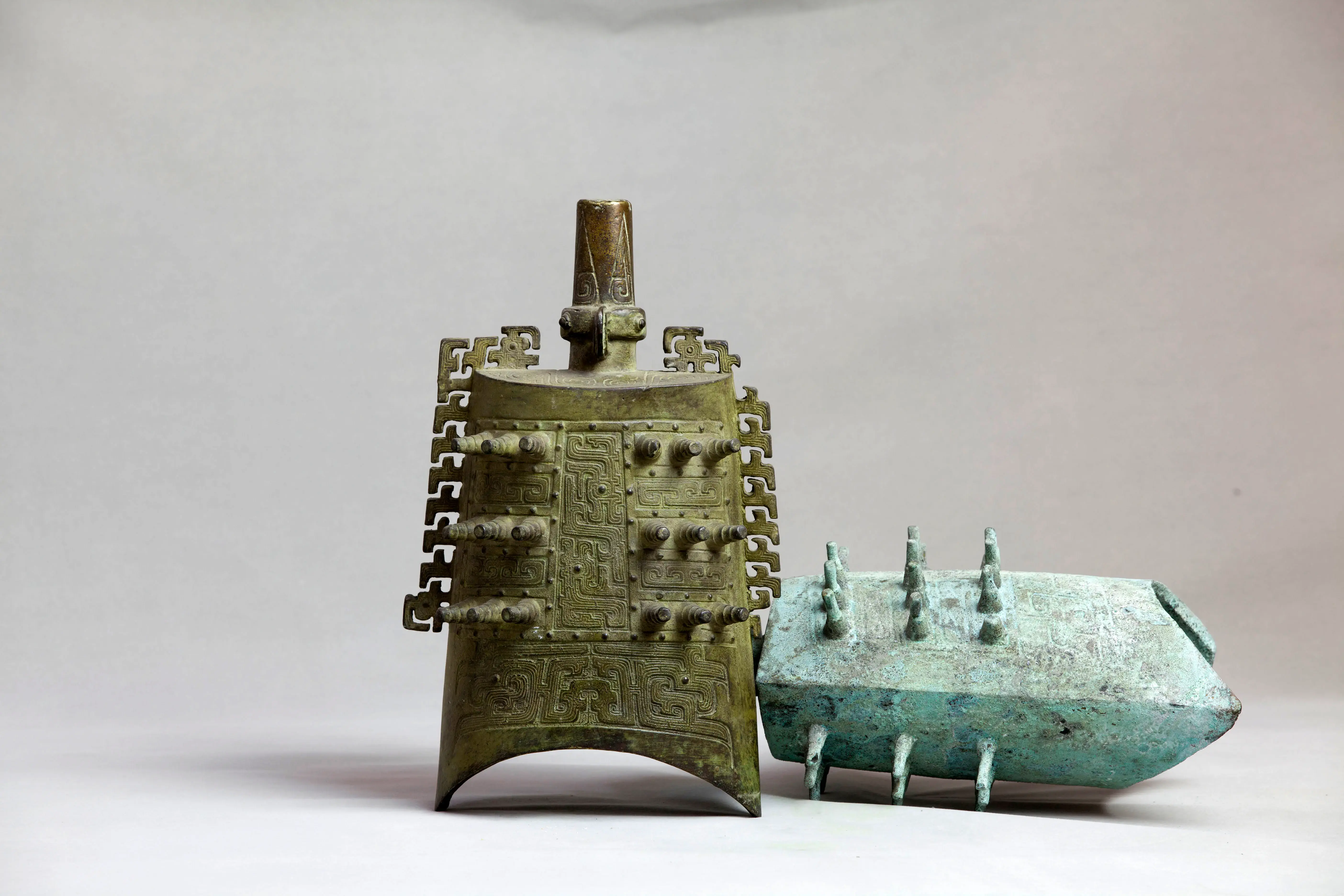 A bronze chime bell reproduction produced by Xinjiuding through traditional lost-wax casting.