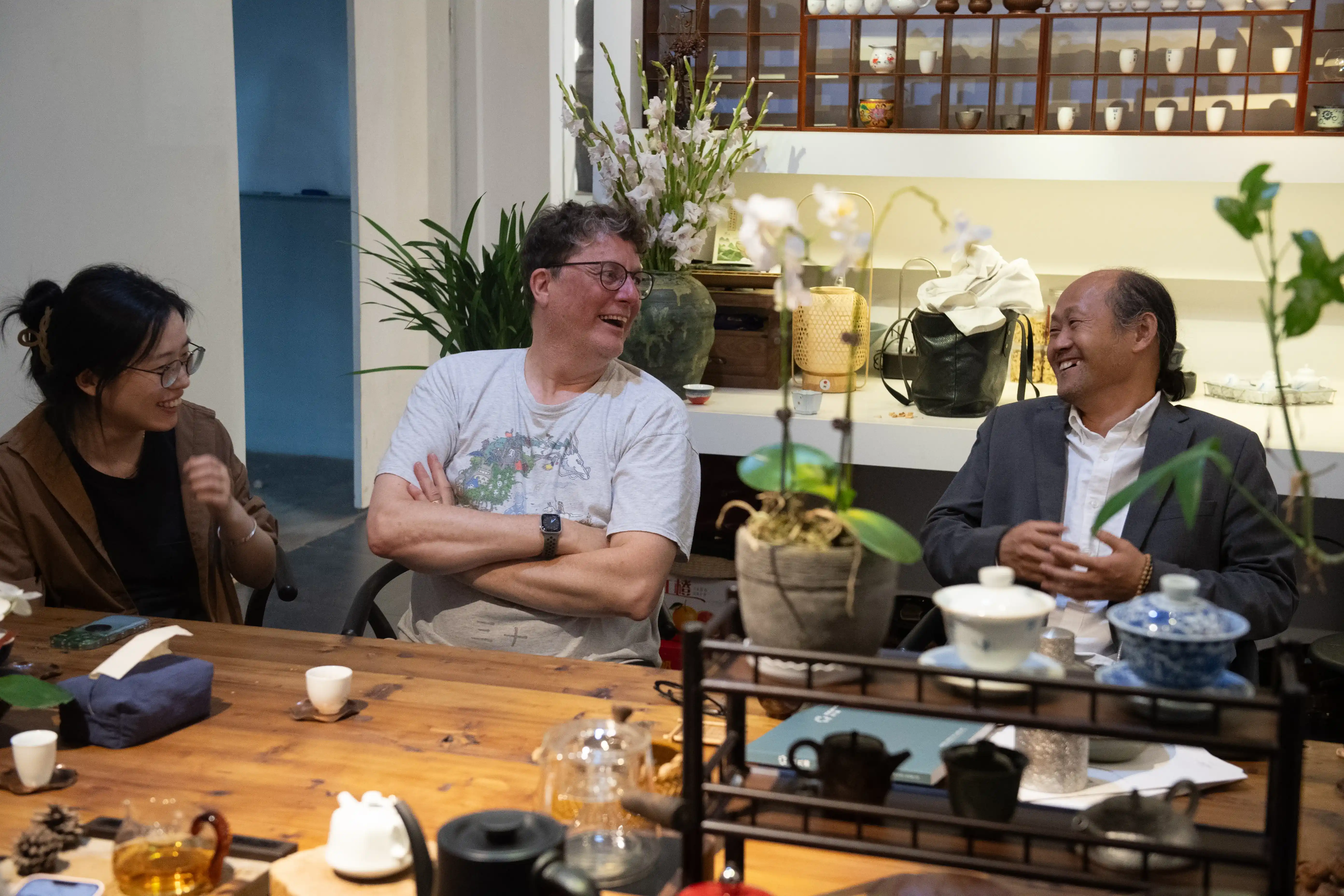Participants exchanging ideas during a creative salon at Xinjiuding.