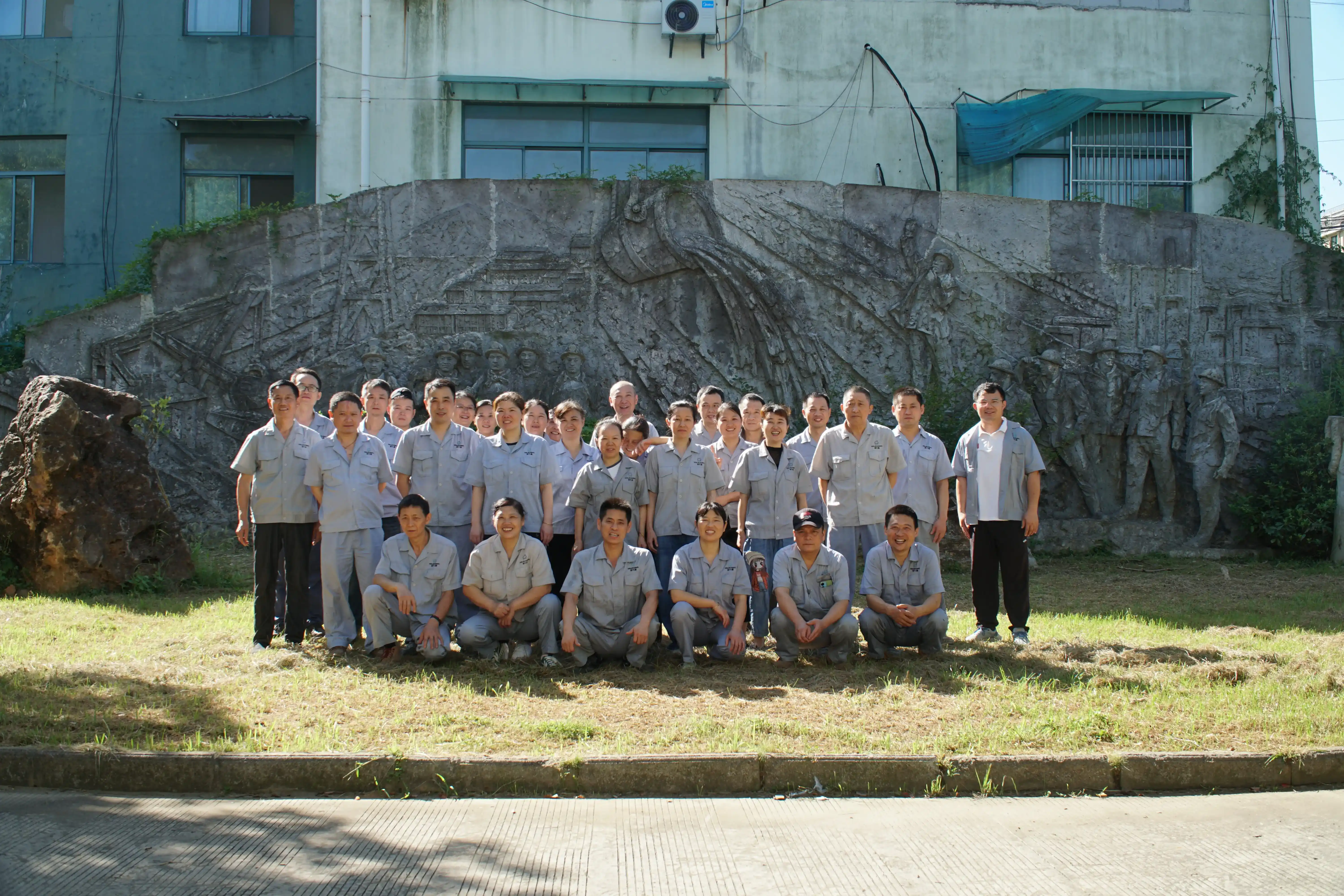 Xinjiuding foundry team gathered together in the Tongling workshop.