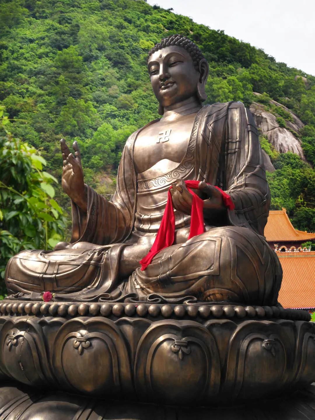 Three Saints of the Eastern Pure Land — The seated principal figure