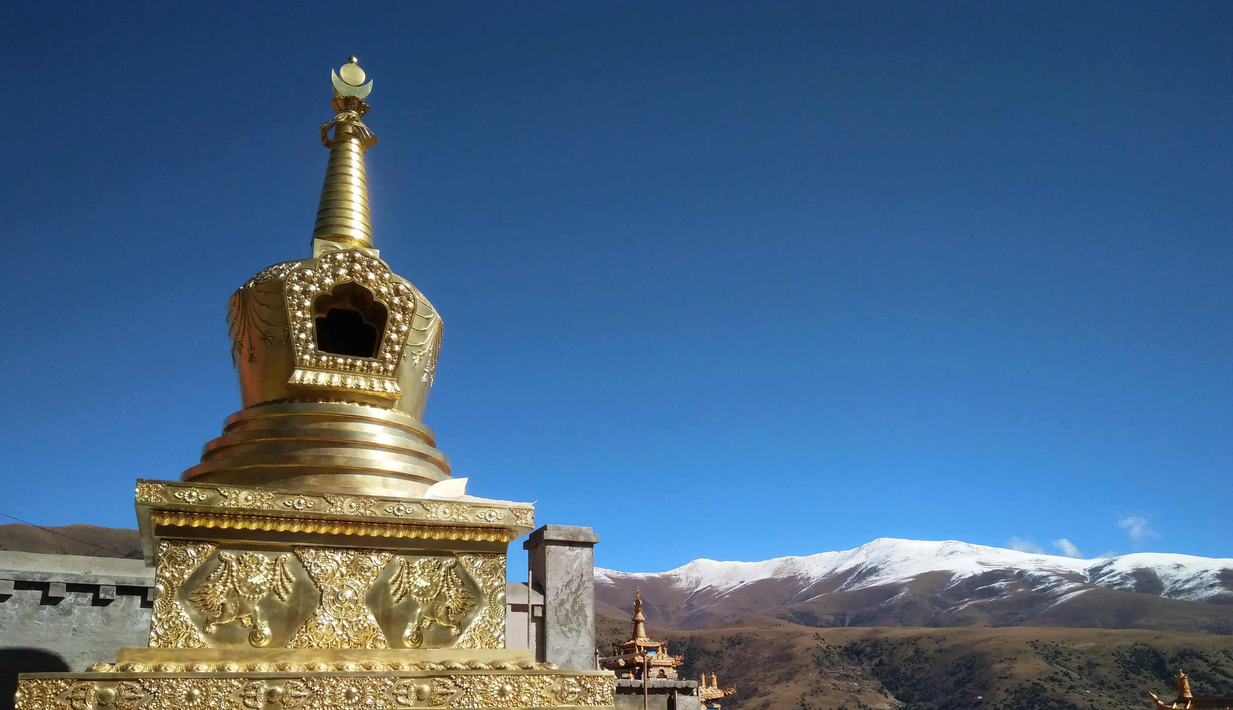 Ushnishavijaya Stupa at Tashi Triling — The gilded stupa