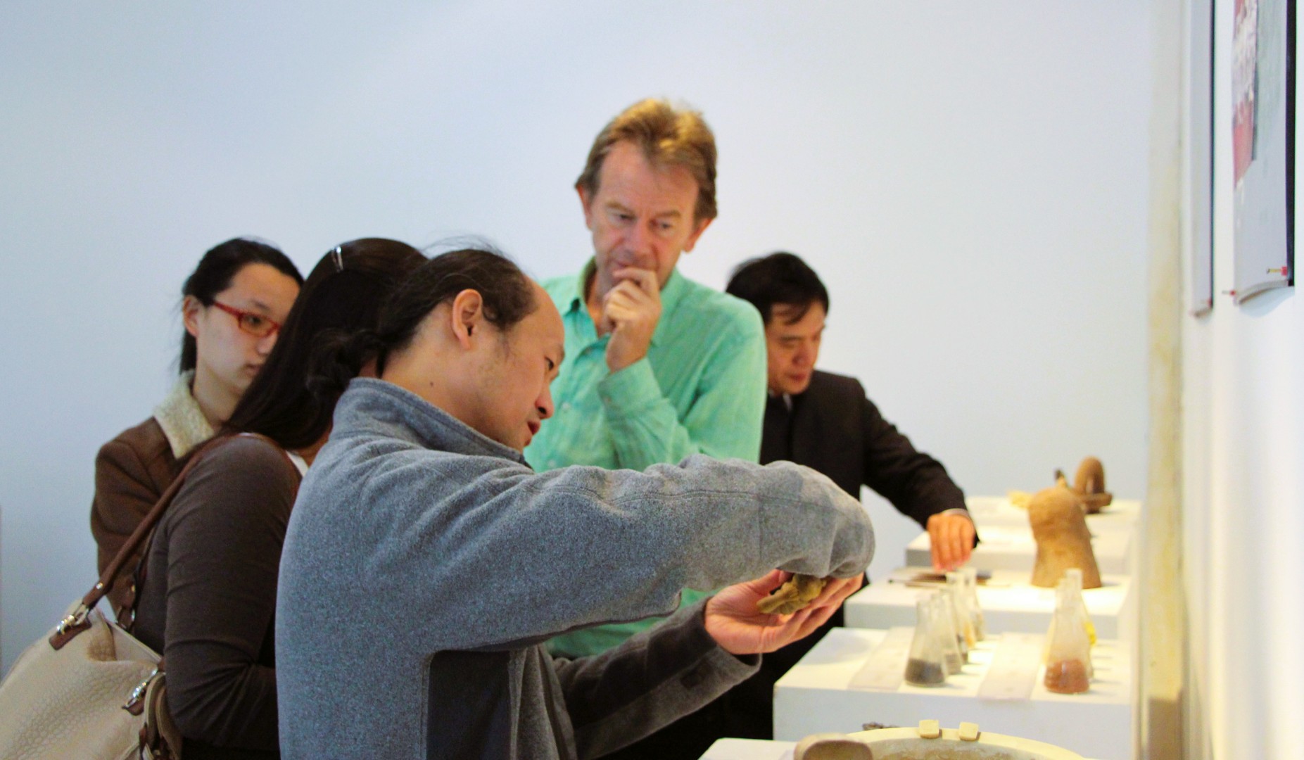 A close look at an object during the gallery visit.