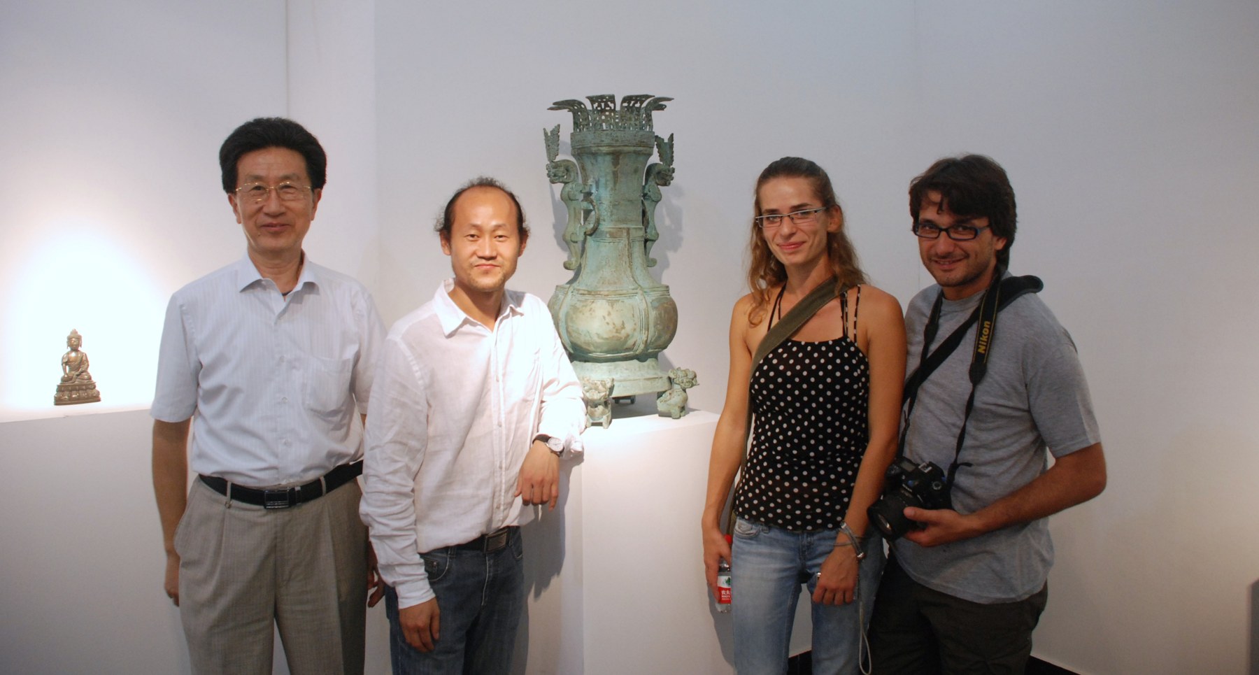An exchange of ideas around bronze.