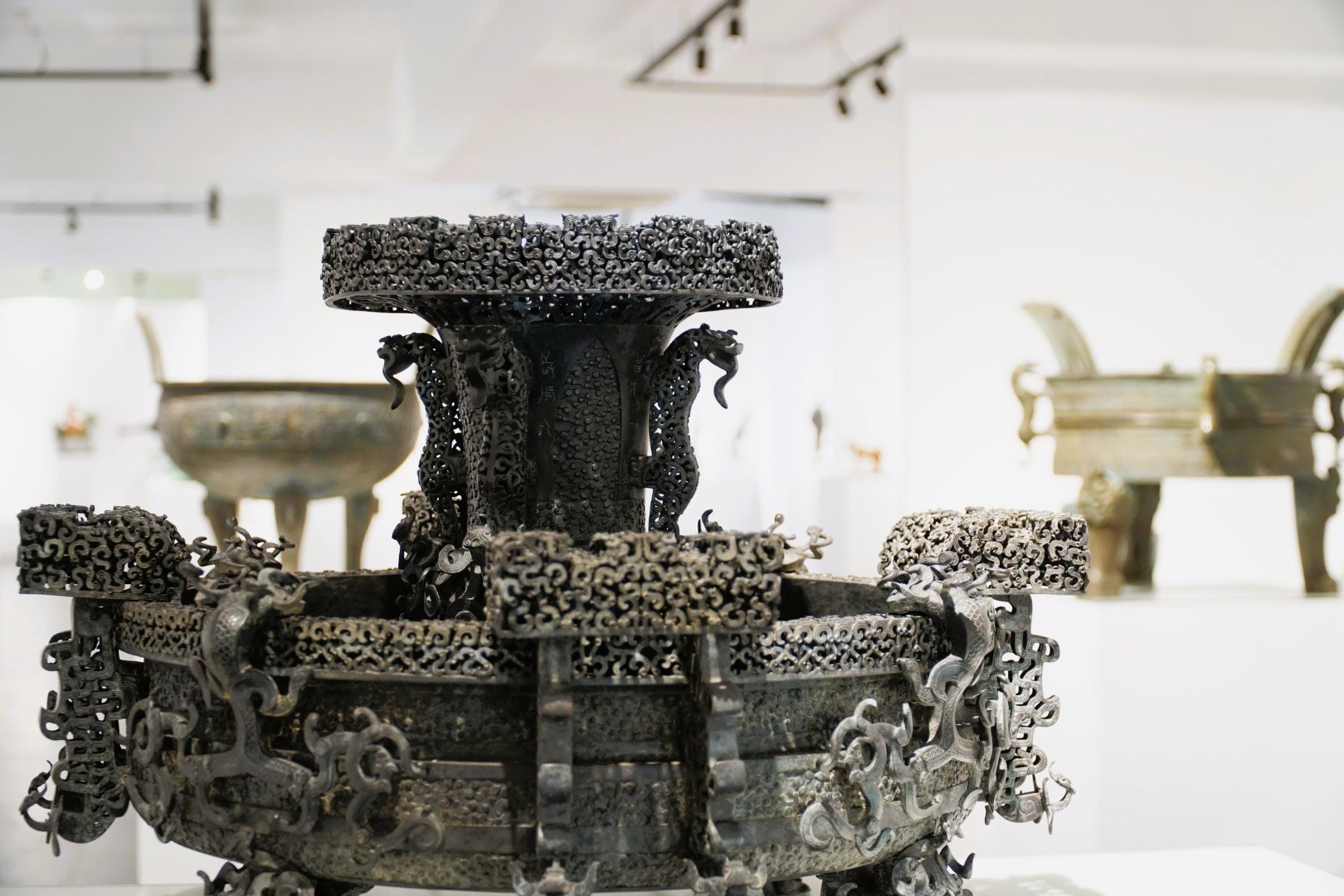 Zeng Hou Yi zun and pan — exhibition view.