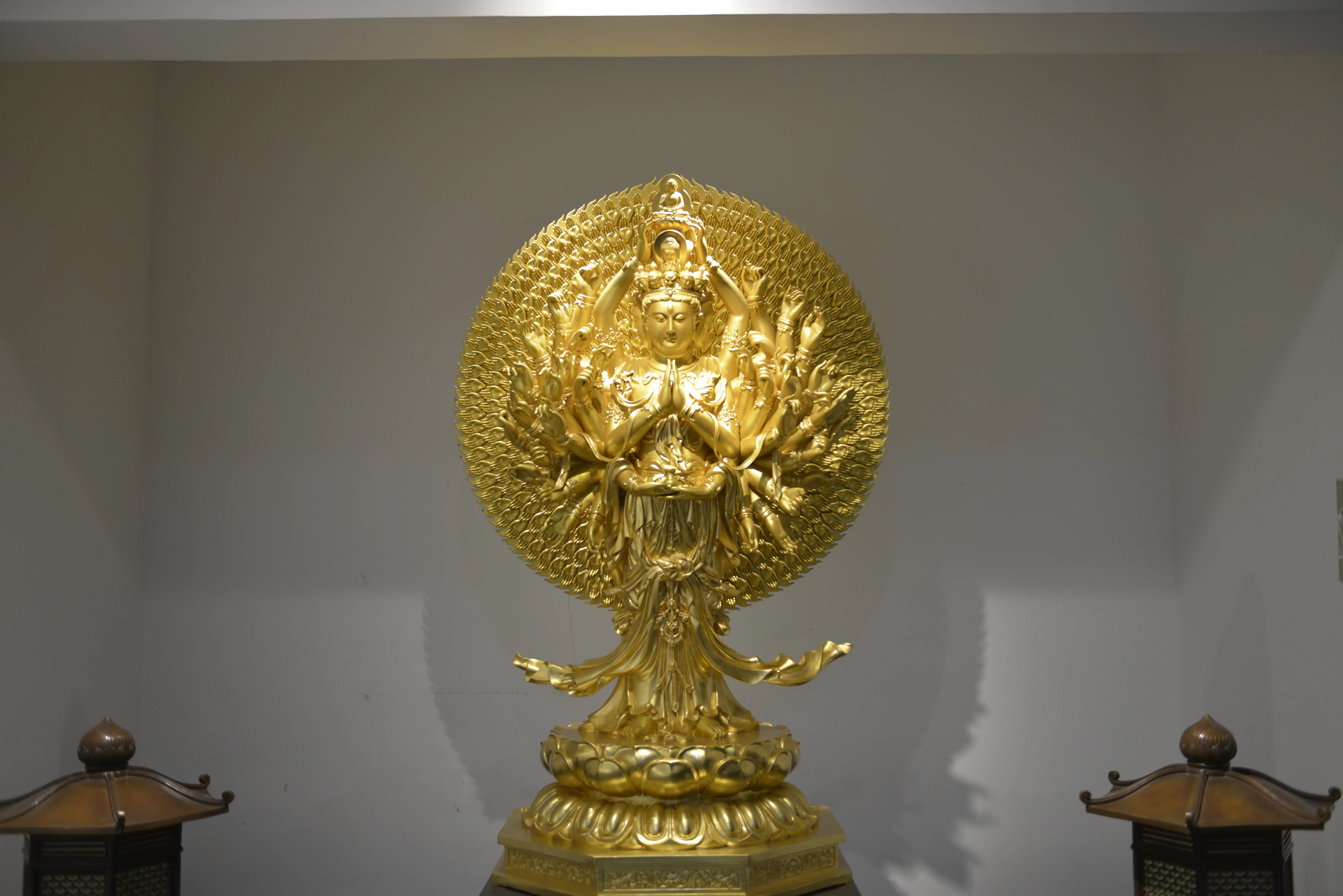 Thousand-Armed Guanyin — The complete gilded sculpture