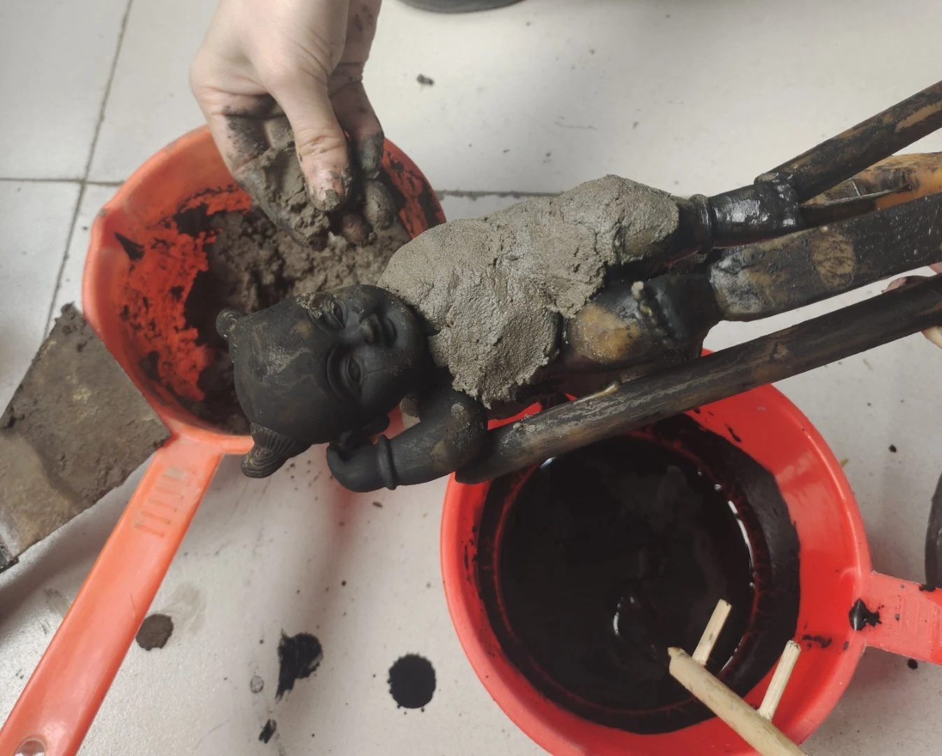 Applying clay around the model