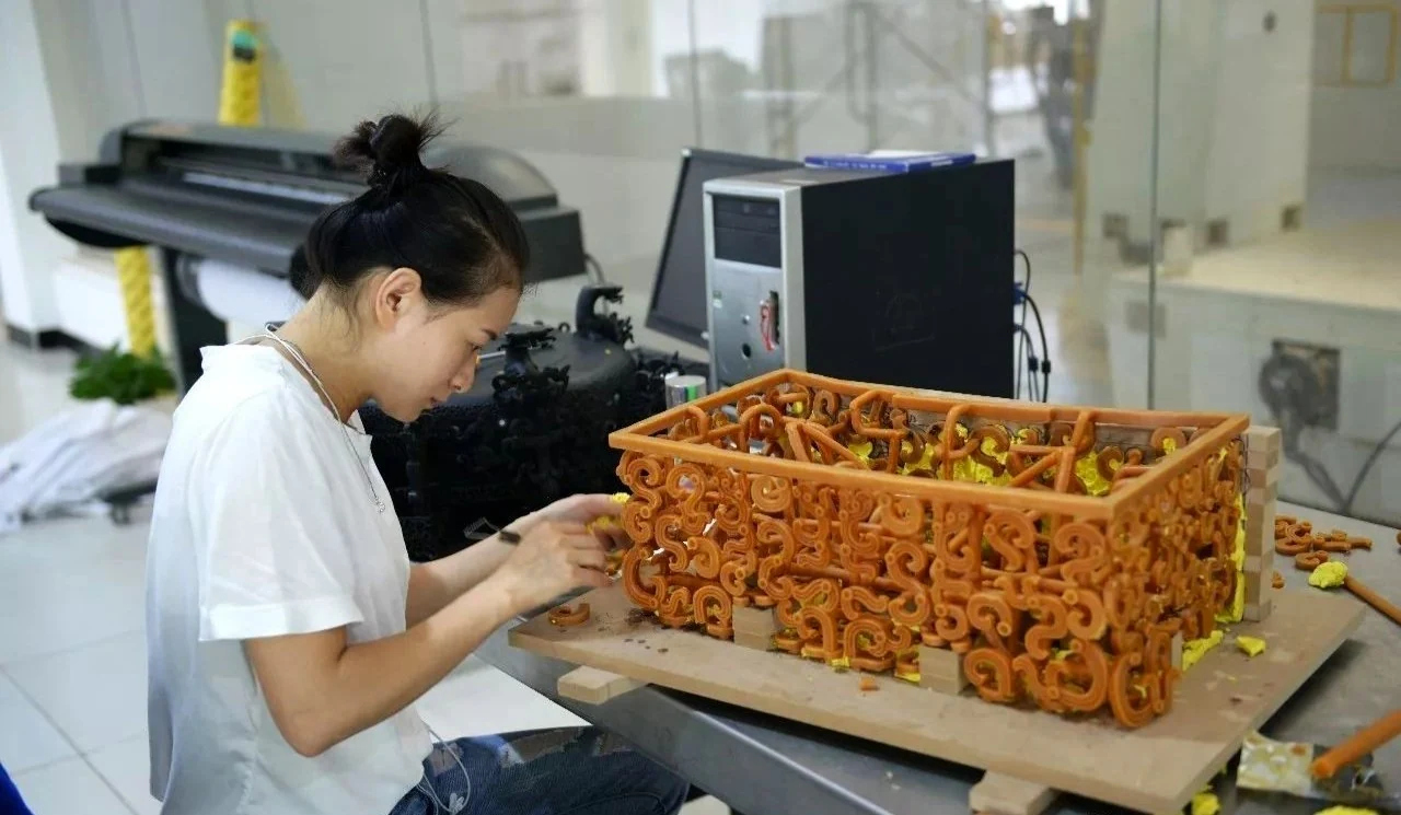 Hand-finishing an openwork wax component