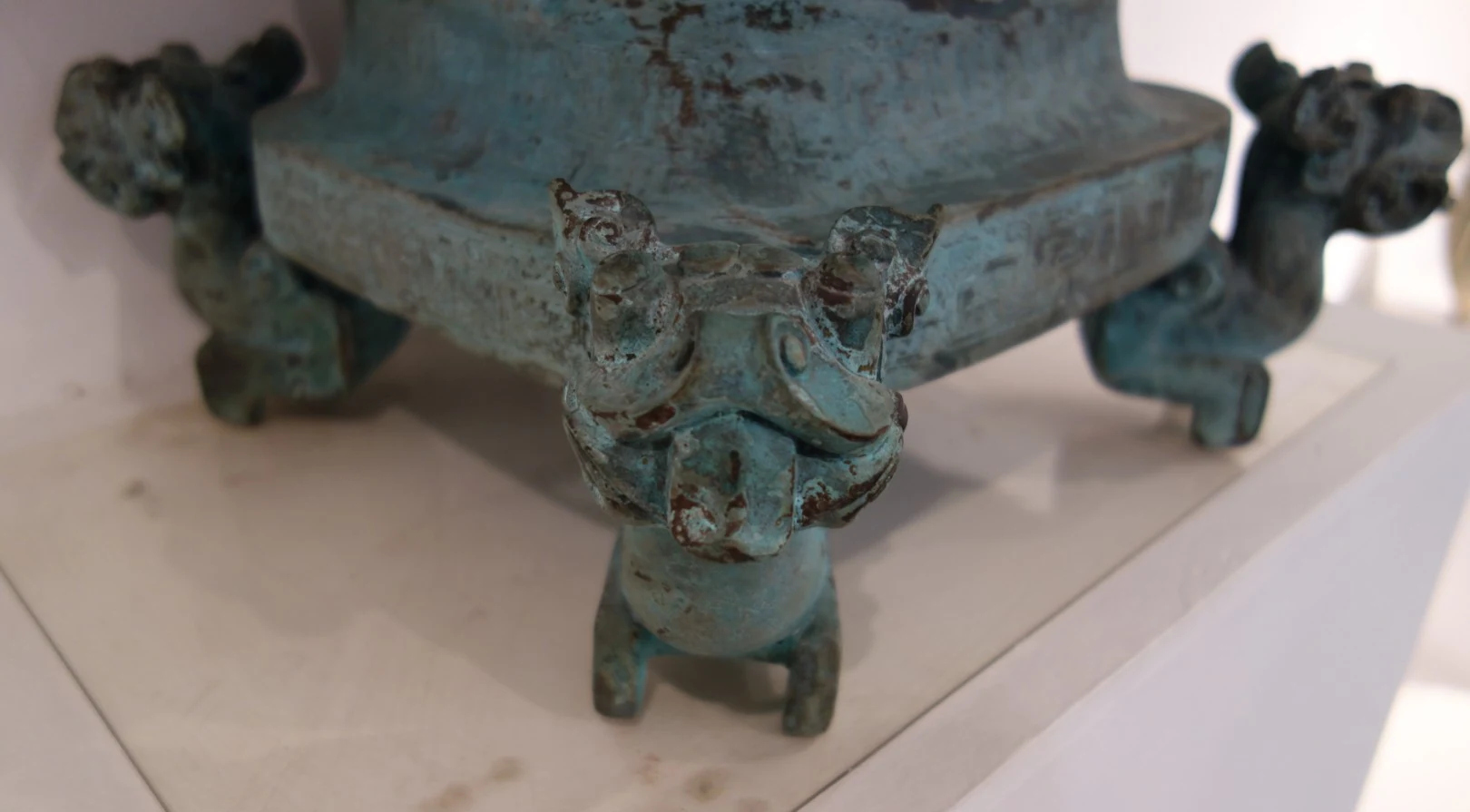 The base and animal-form supports