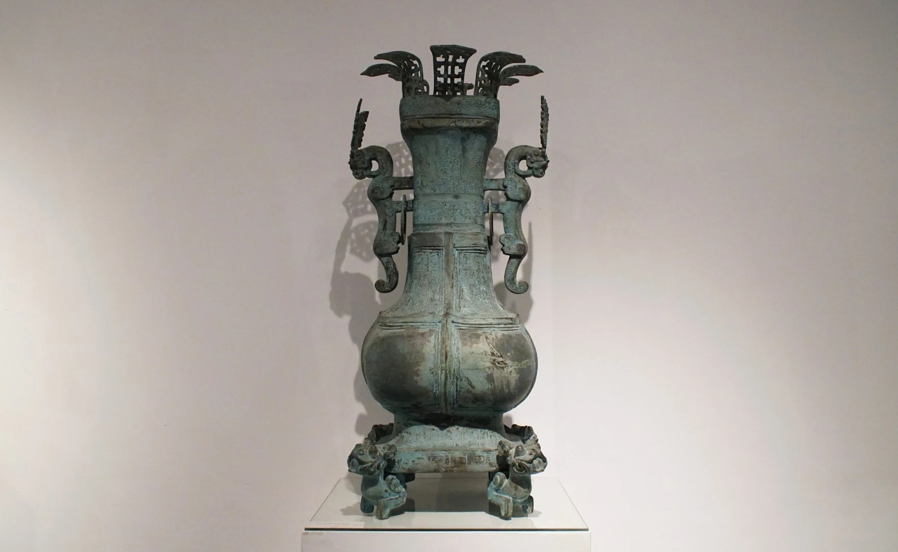 Overall form of the Cai Hou square hu with lotus-petal lid