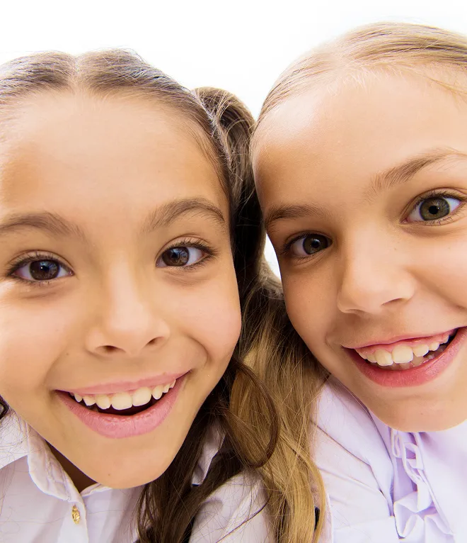 Bambine sorridenti durante una visita odontoiatrica