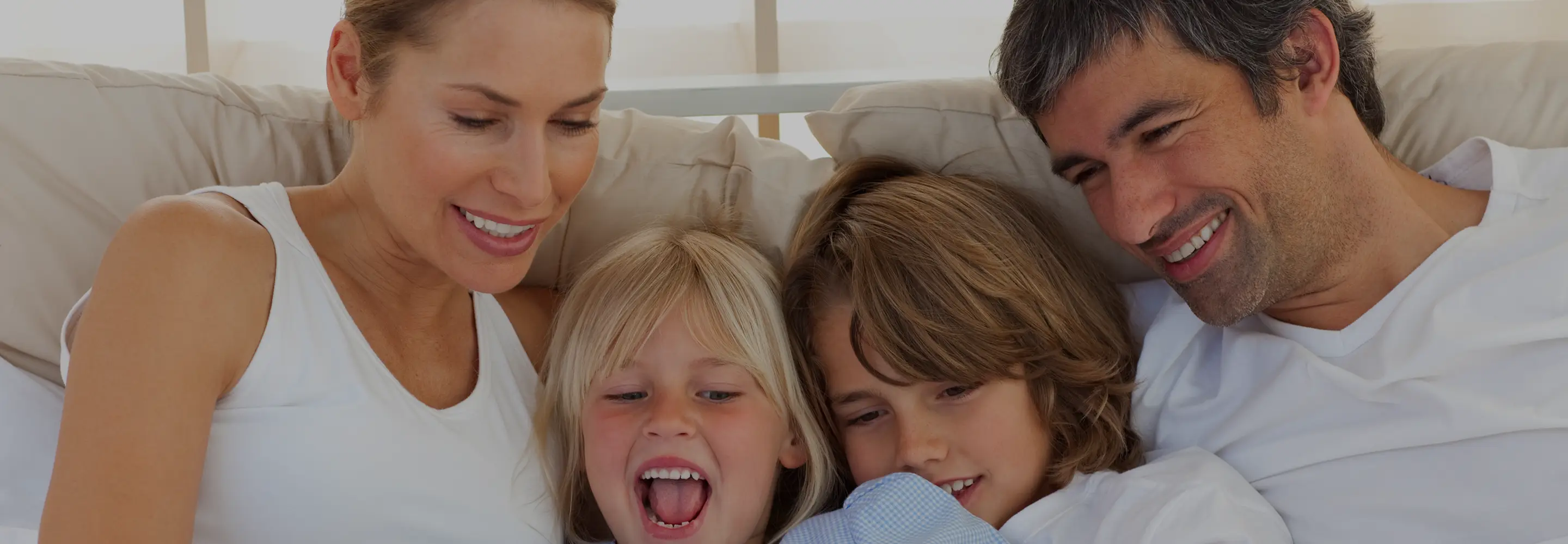 Famiglia sorridente in un ambiente luminoso