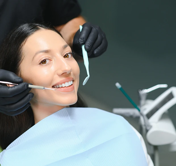 Dentista che esegue una visita odontoiatrica