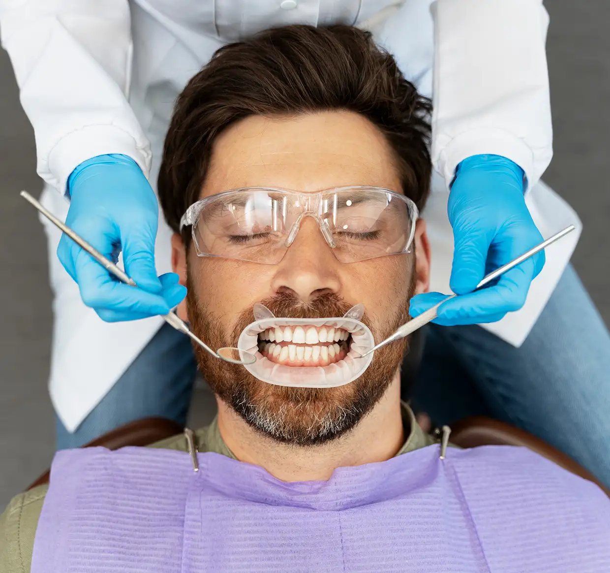 Paziente durante una scansione dentale digitale