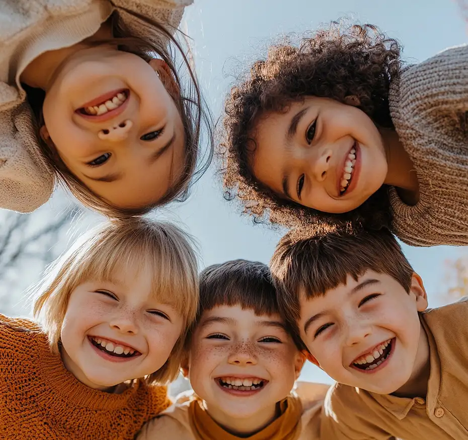 Famiglia sorridente durante una visita dal dentista