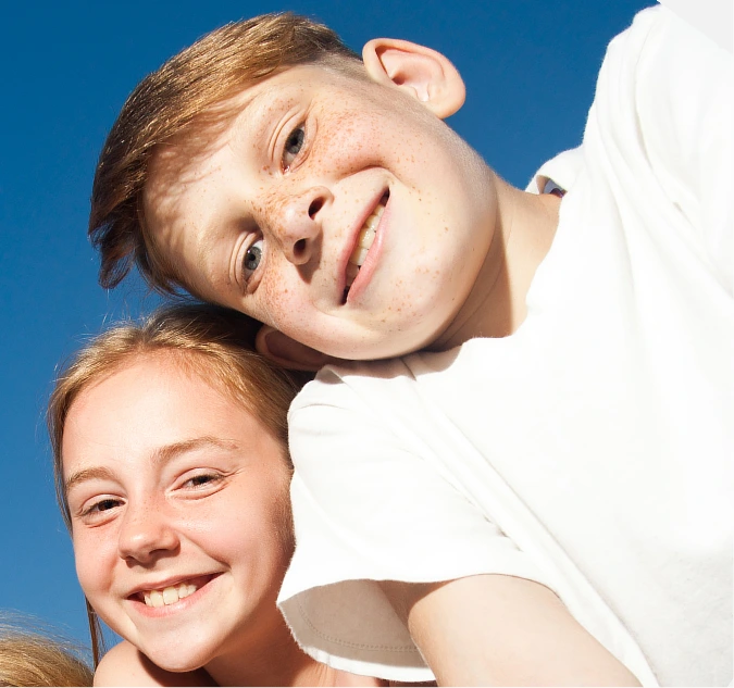 Famiglia felice con denti sani e sorrisi naturali
