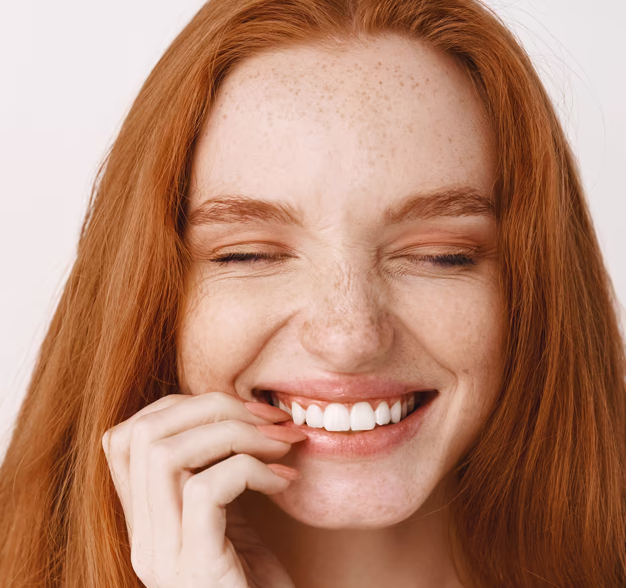 Donna sorridente mostra il risultato del trattamento dentale