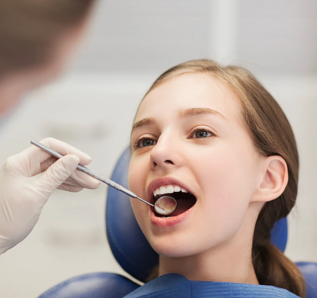 Bambina durante una visita dal dentista