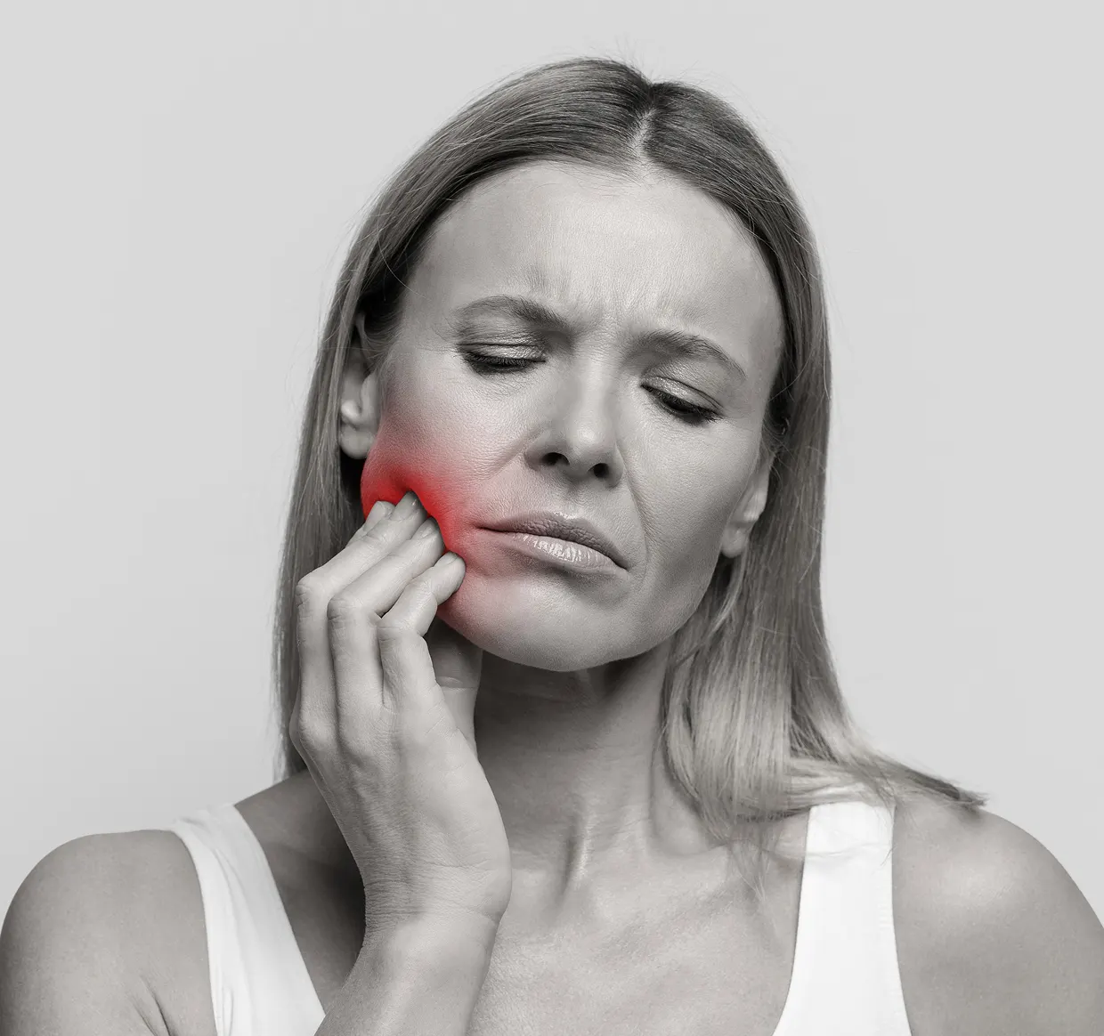 Donna con dolore ai denti durante un problema odontoiatrico