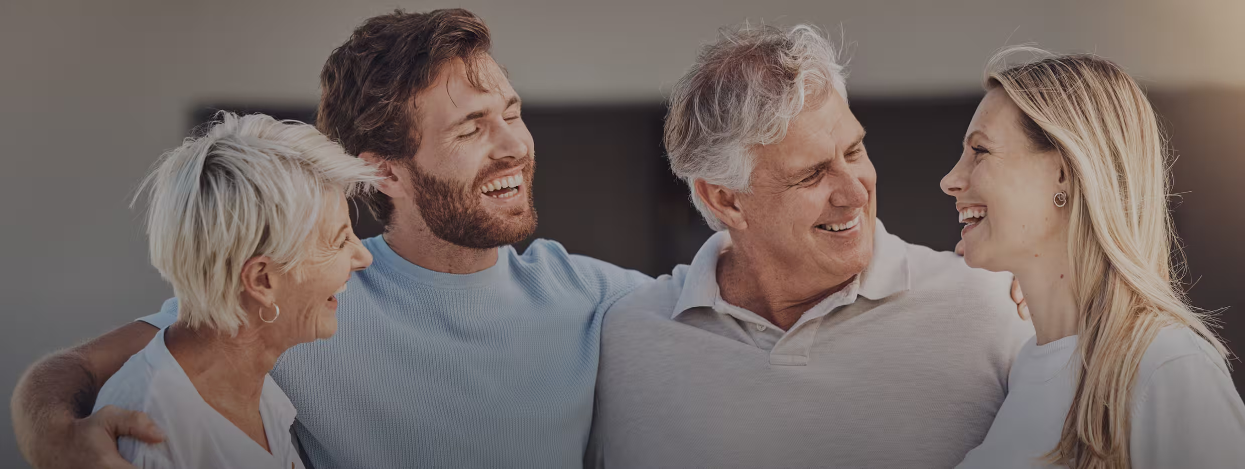 Persone sorridenti adulte