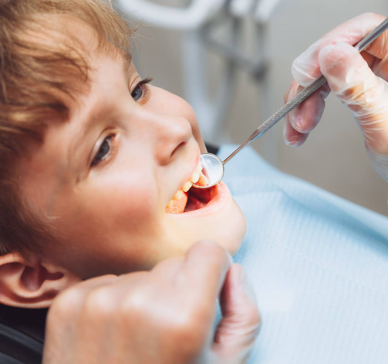 Dentista che esegue un trattamento dentale su bambino