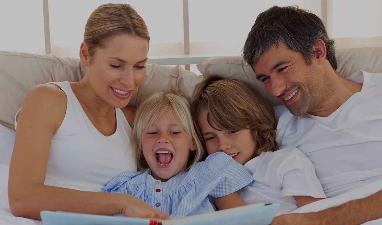 Famiglia con genitori e due bambini che sorridono