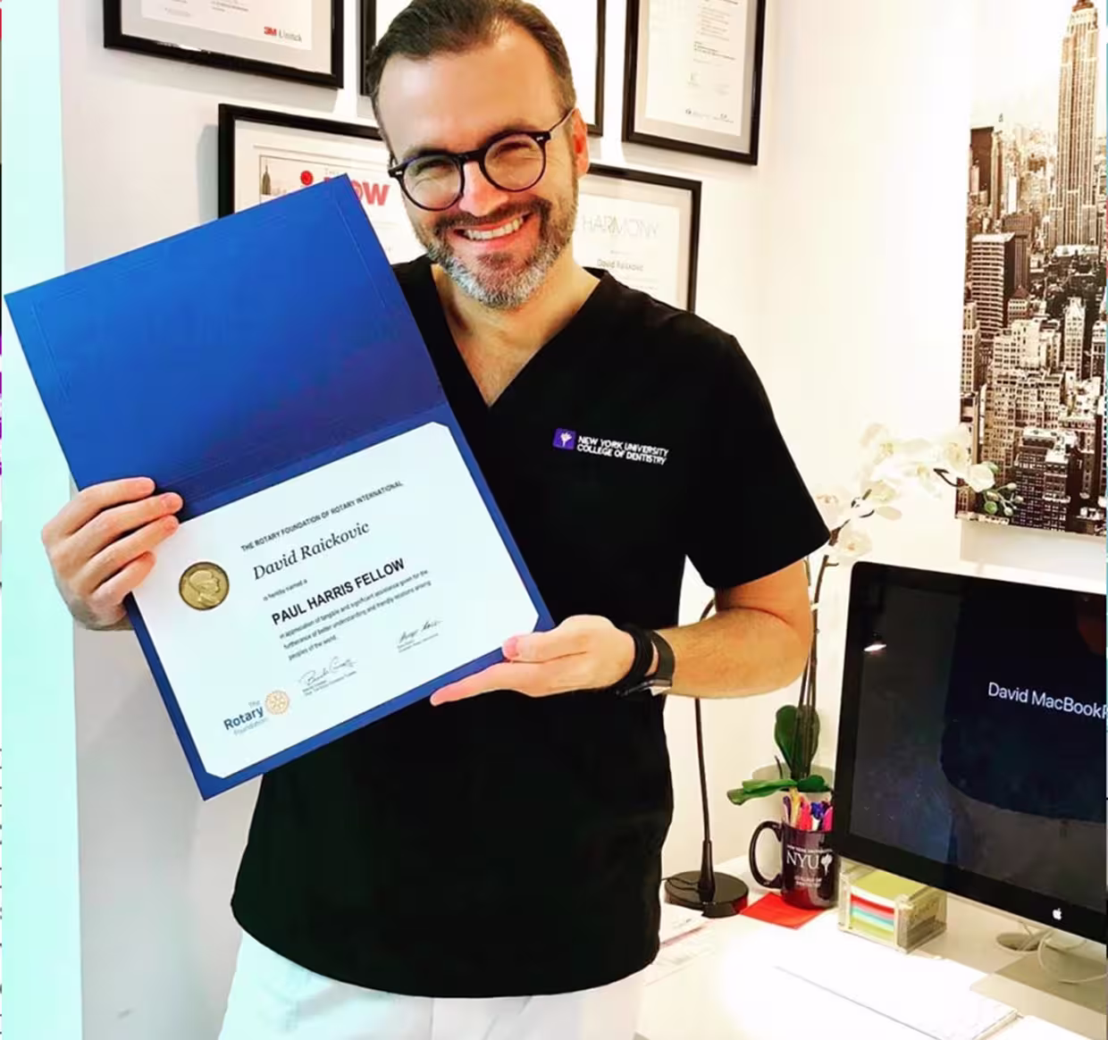 Uomo sorridente con diploma in mano in ufficio