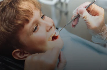 Bambino durante una visita dal dentista