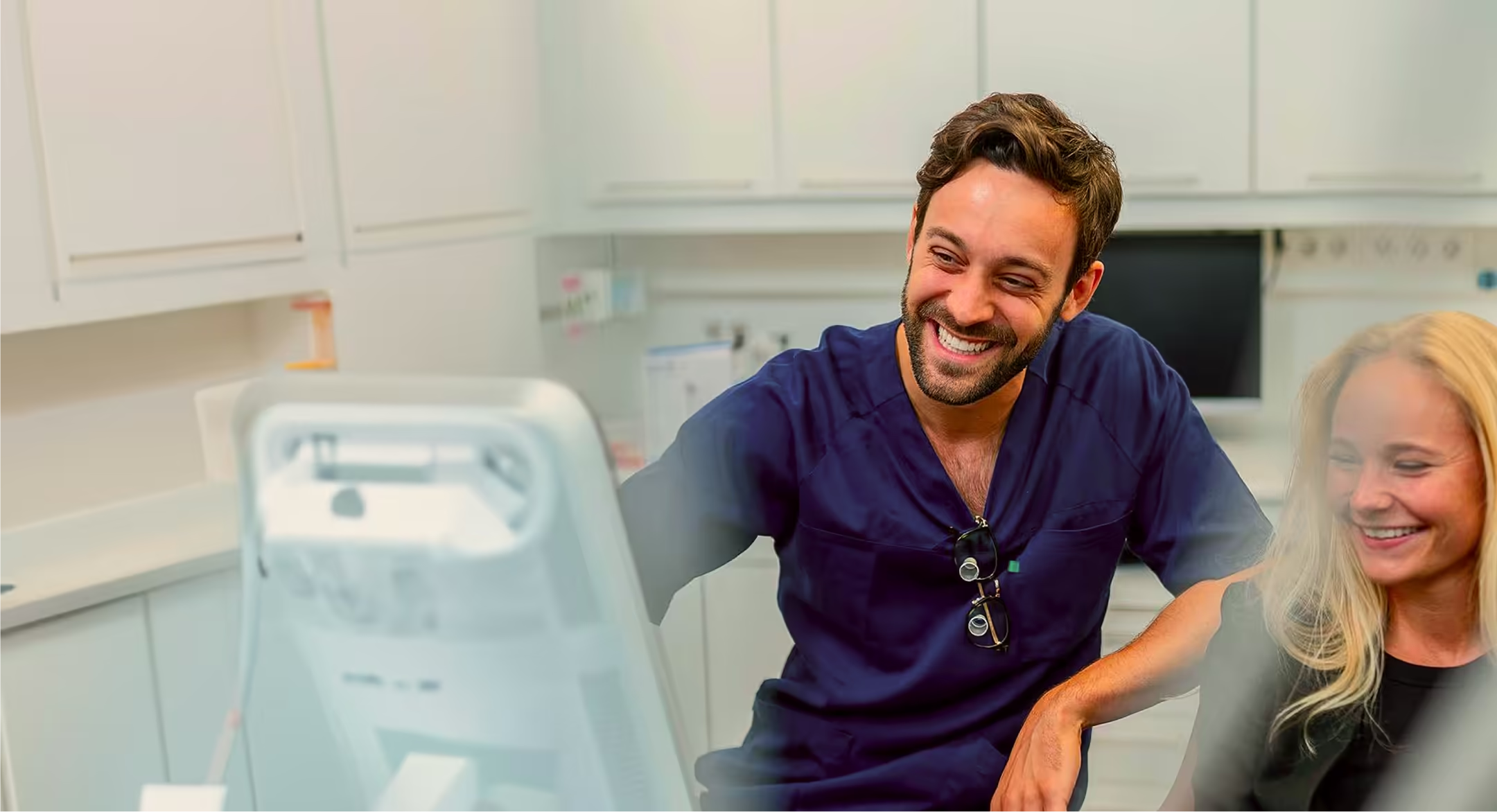 Dentista durante una consulenza con una paziente