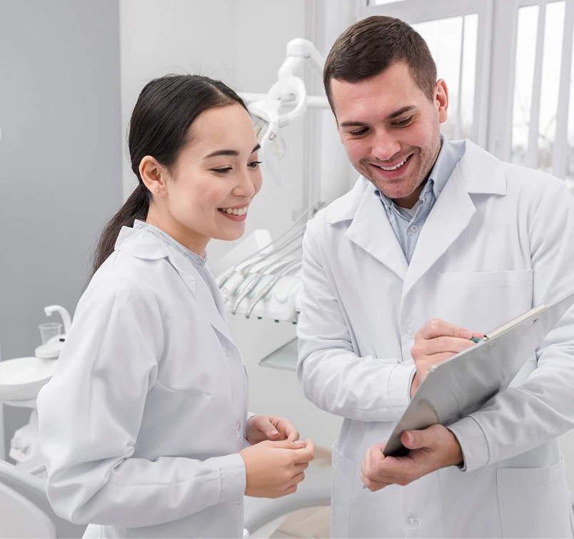 Dentisti durante una consulenza