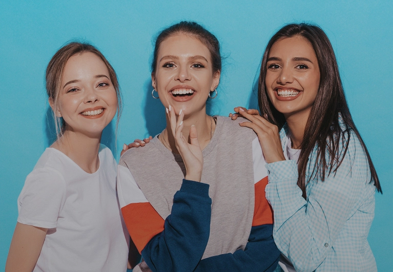 Donne sorridenti con denti sani