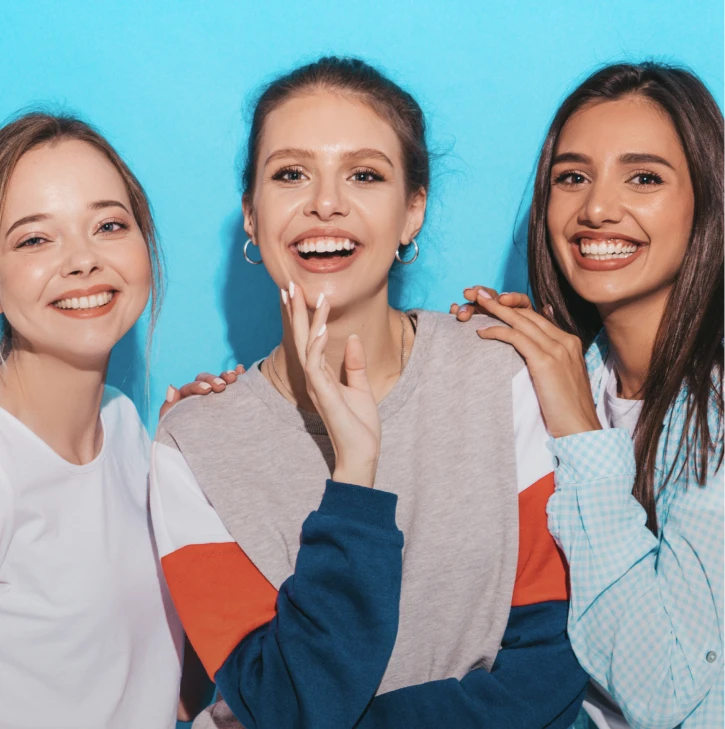Tre donne con un sorriso sano