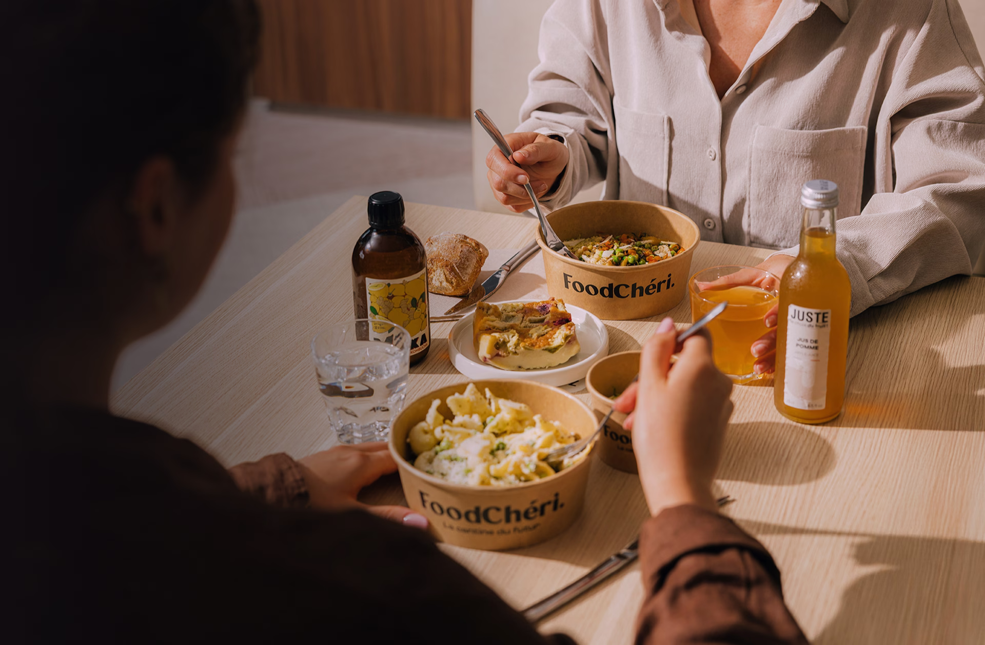 Deux collègues de travail mangent des repas cuisinés à la pause déjeuner
