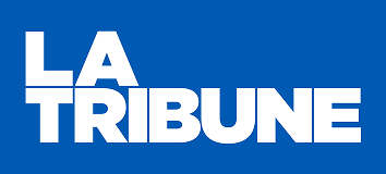 Logo de La Tribune avec texte blanc sur fond bleu.