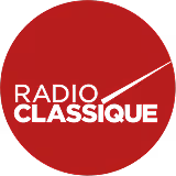 Logo de Radio Classique avec texte noir sur fond rouge circulaire.