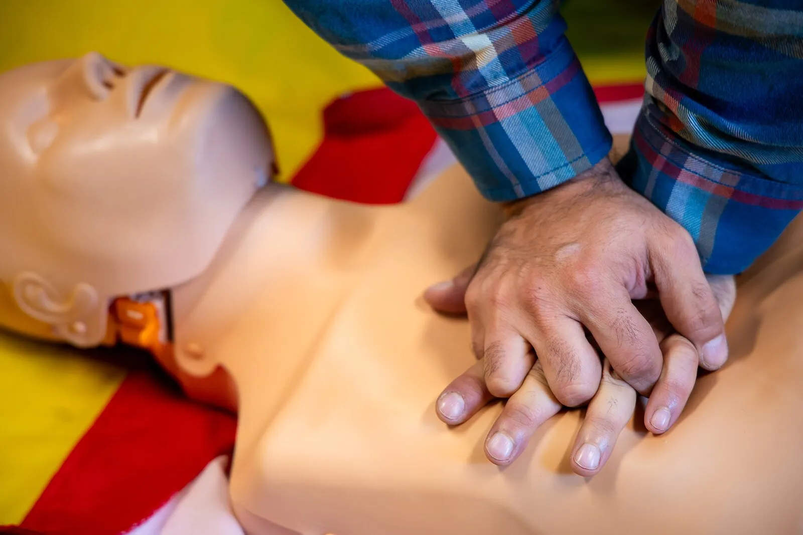 Nahaufnahme: Hände bei der Herzdruckmassage