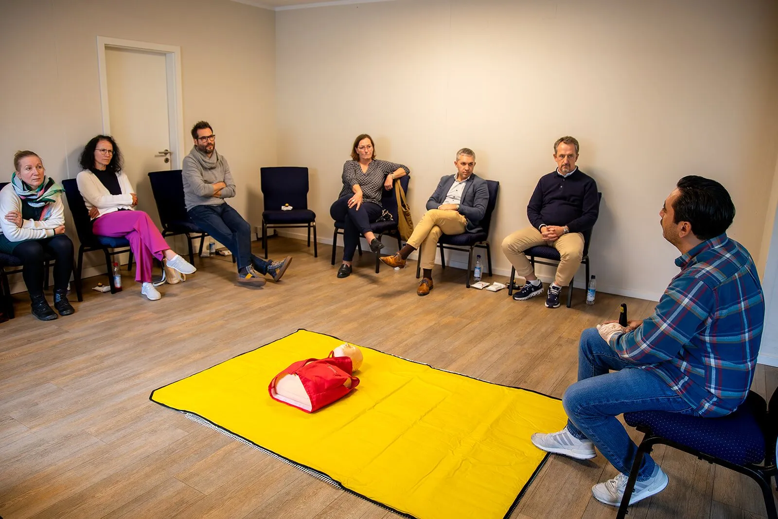 Kursraum mit Gruppe beim Erste-Hilfe-Kurs