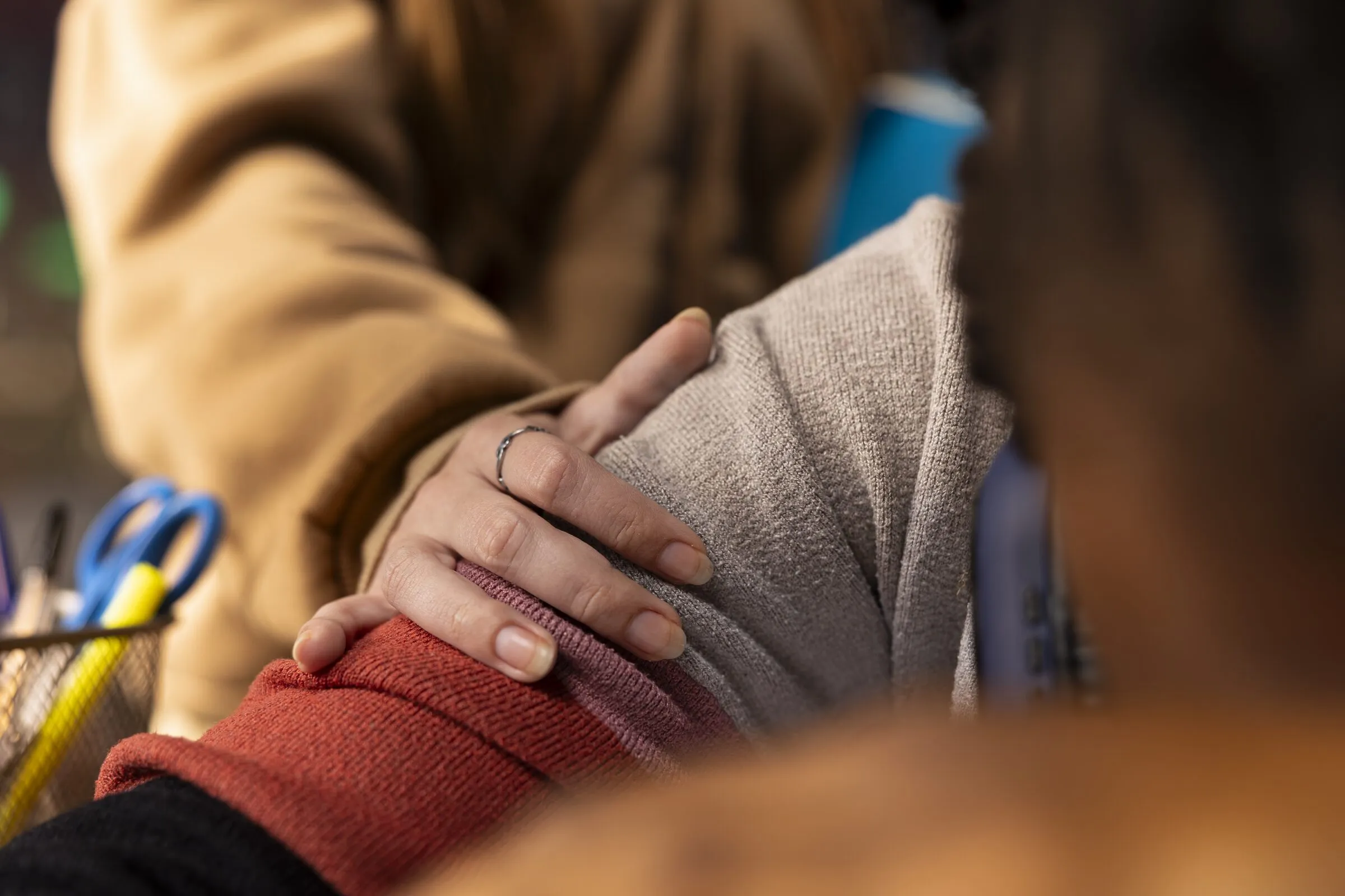 Hand auf der Schulter einer Person beim Ansprechen